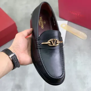 Valentino VLogo لوفر جلد أسود أكسسوارات ذهبية لوفر