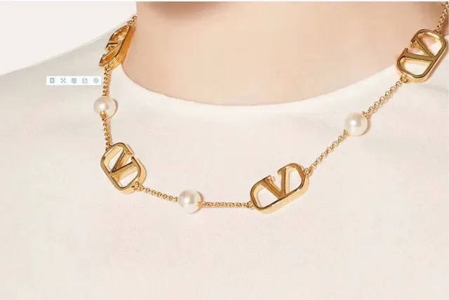 Collier Valentino VLogo Perles Chaîne Dorée Blanche 5