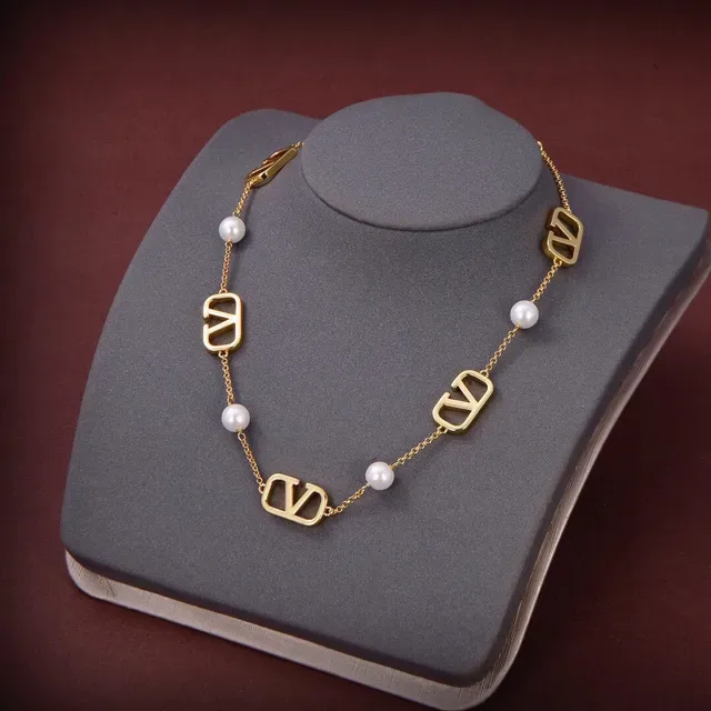 Collier Valentino VLogo Perles Chaîne Dorée Blanche 7
