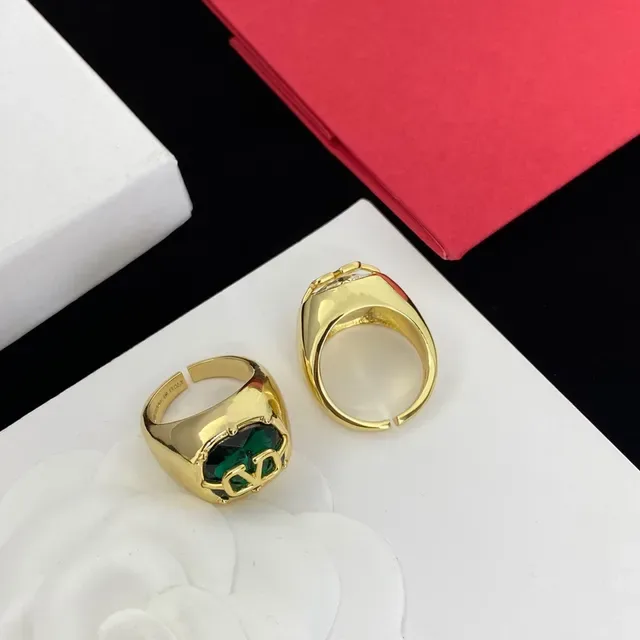 Valentino VLTN Logo Anéis em dourado com gemas facetadas 2