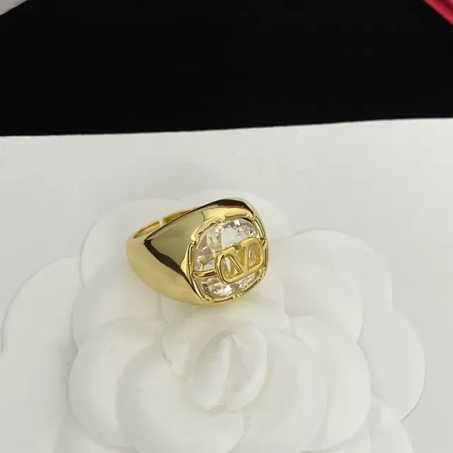 Valentino VLTN Logo Anéis em dourado com gemas facetadas 4