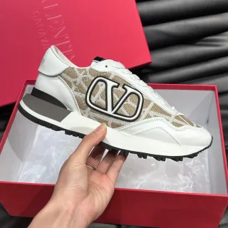فالنتينو VLTN Runner بيج وأبيض Lifestyle Sneakers