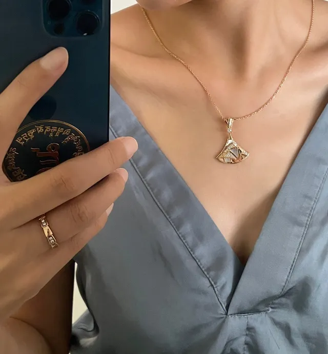 Van Cleef & Arpels Alhambra Colar em forma de leque de madrepérola e diamante 4