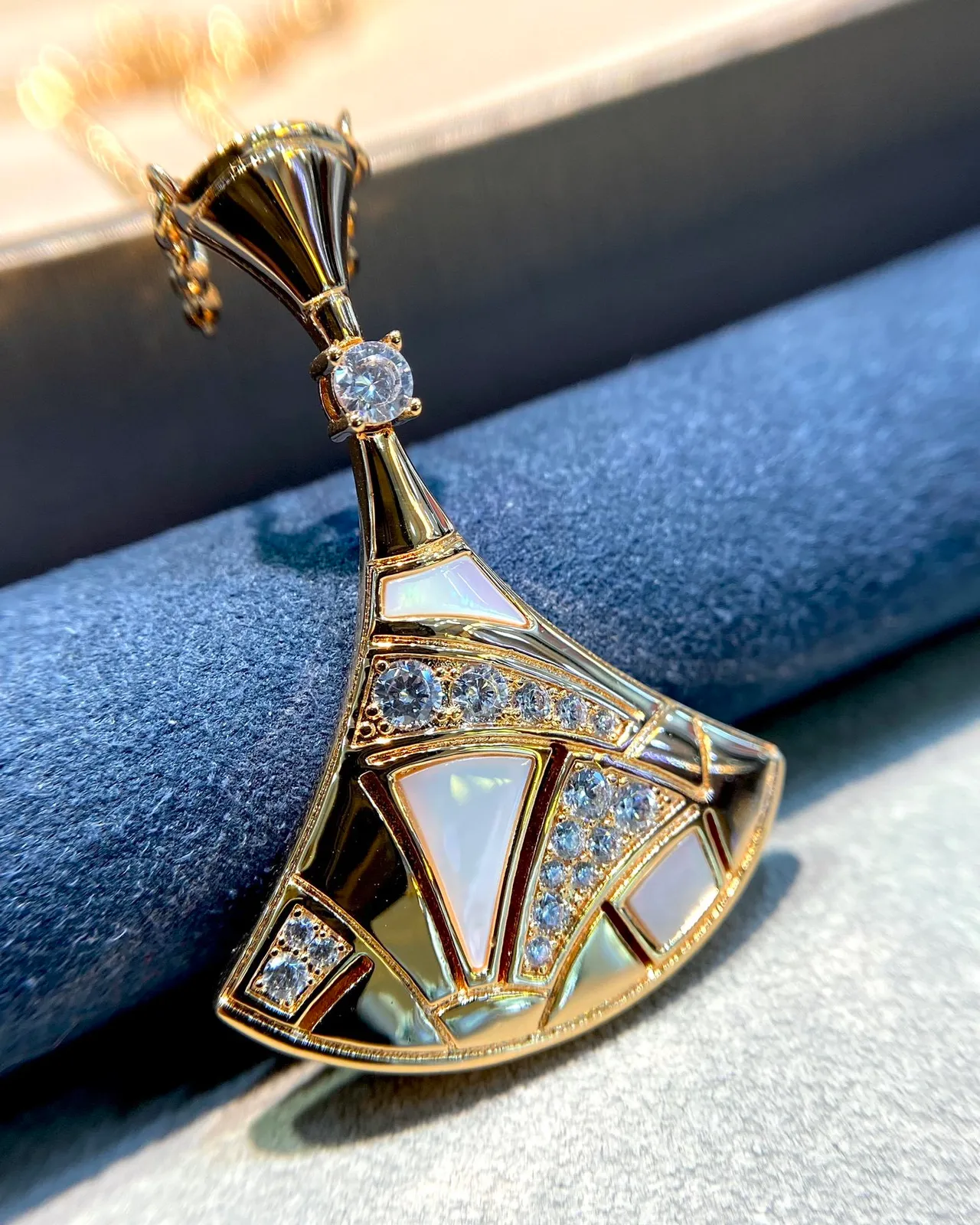 Van Cleef & Arpels Alhambra Colar em forma de leque de madrepérola e diamante 5