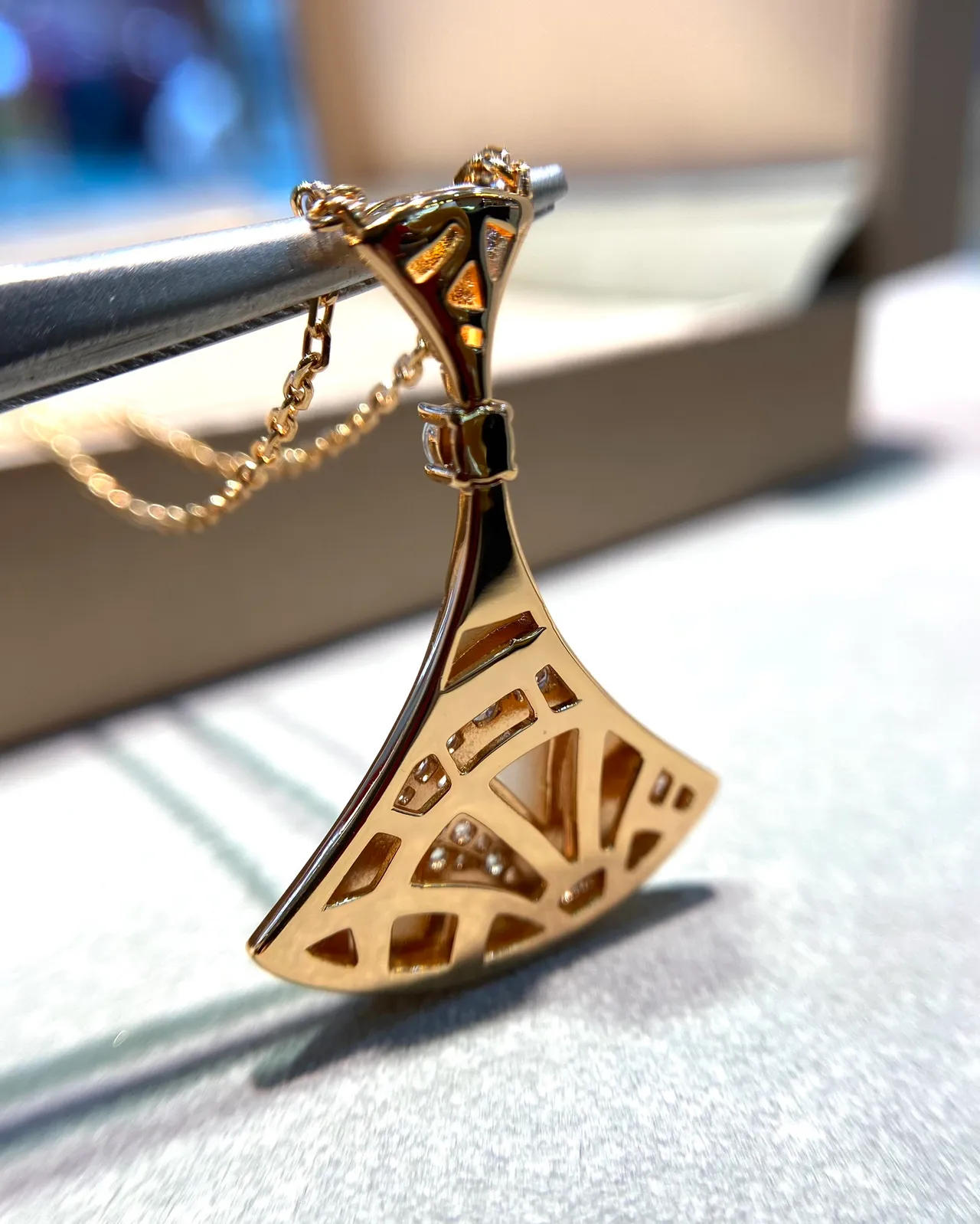 Van Cleef & Arpels Alhambra Colar em forma de leque de madrepérola e diamante 6