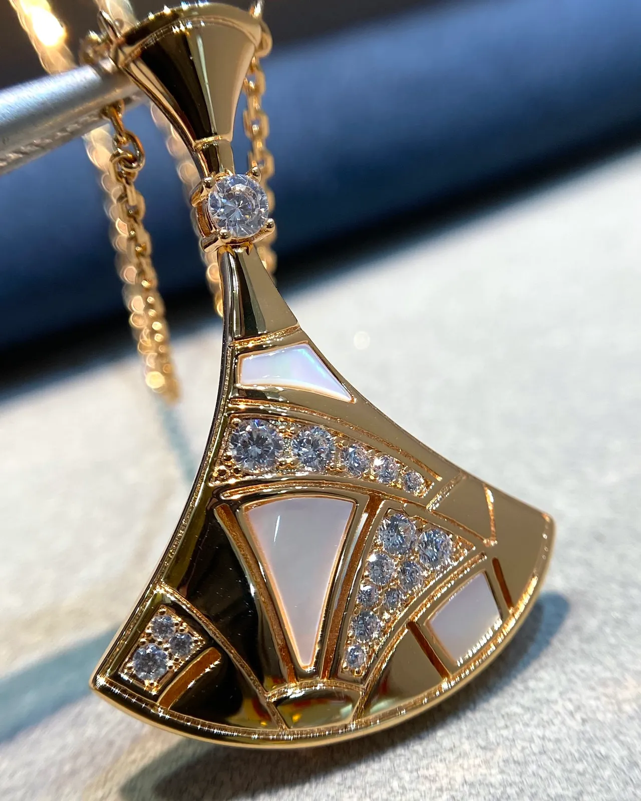 Van Cleef & Arpels Alhambra Colar em forma de leque de madrepérola e diamante 7