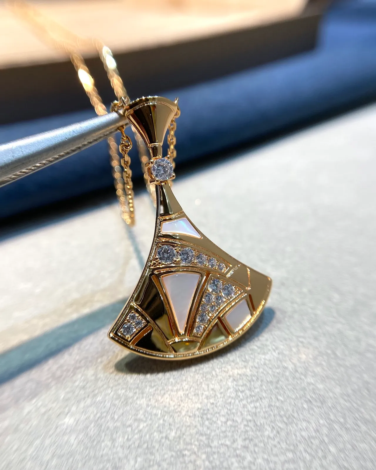 Van Cleef & Arpels Alhambra Colar em forma de leque de madrepérola e diamante 8
