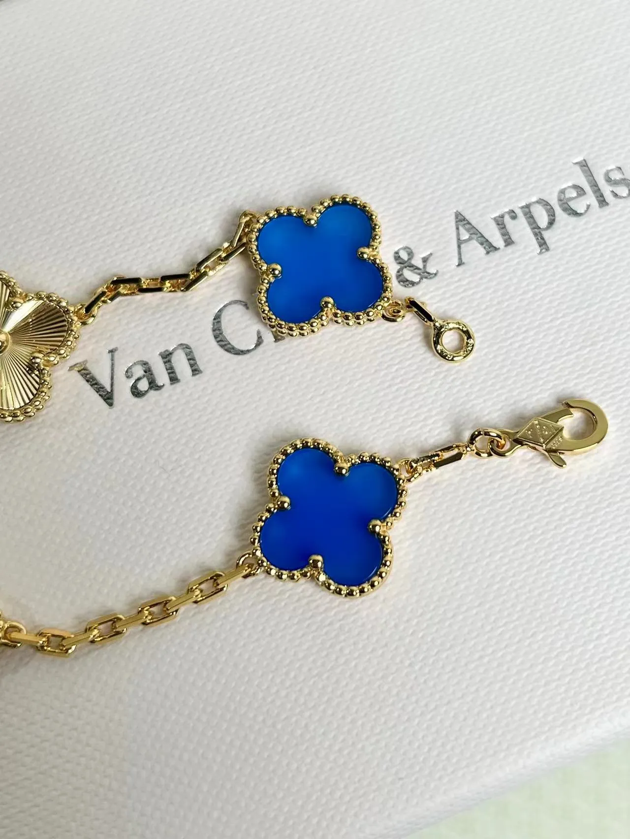 Van Cleef & Arpels Alhambra Quatre Motif Émail Bleu Bracelet Or 3
