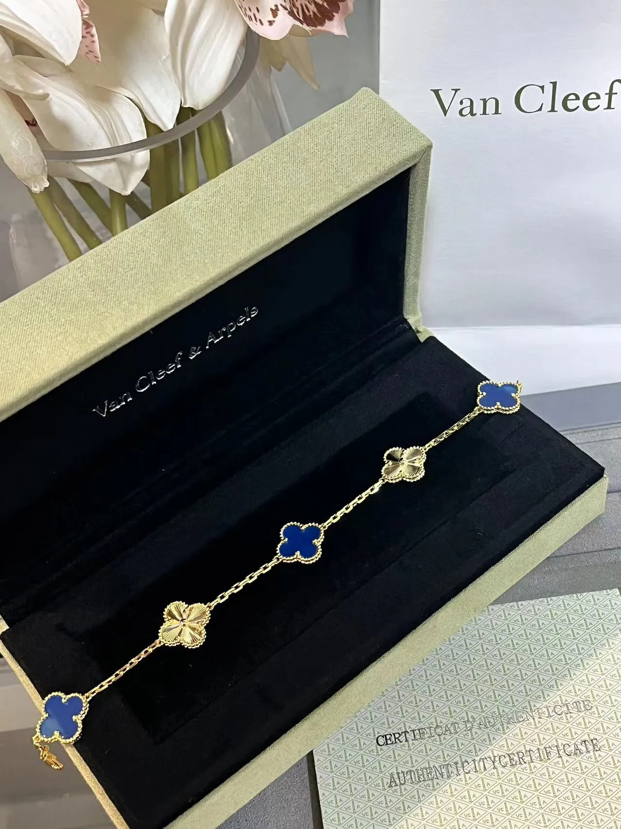 Van Cleef & Arpels Alhambra Quatre Motif Émail Bleu Bracelet Or 7