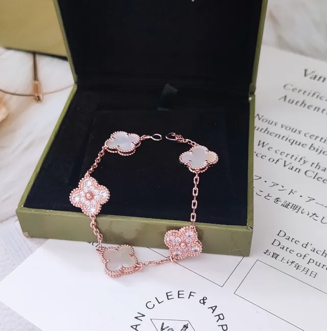 Van Cleef & Arpels Alhambra 玫瑰金 珍珠母贝及Pavé水晶手链 7