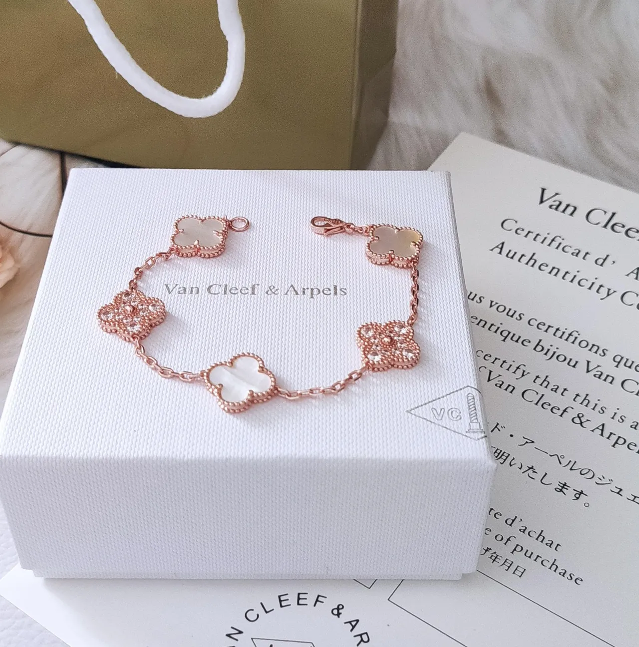 Van Cleef & Arpels Alhambra 玫瑰金 珍珠母贝及Pavé水晶手链 8