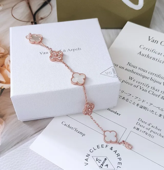 Van Cleef & Arpels Alhambra 玫瑰金 珍珠母贝及Pavé水晶手链 9