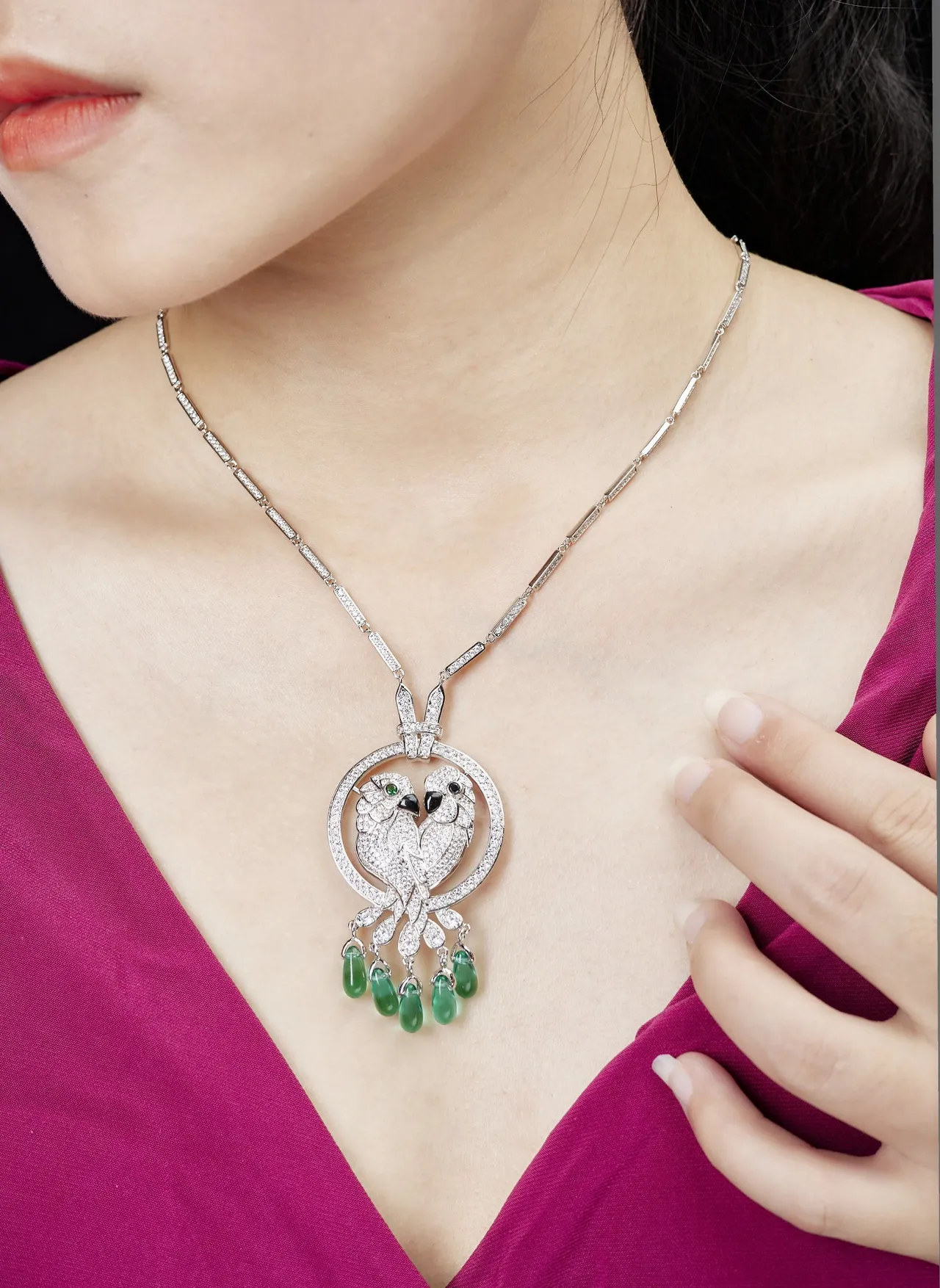 Van Cleef & Arpels Two Birds Diamond and Emerald Pendant Necklace 2