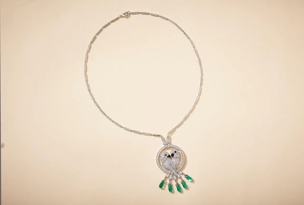 Van Cleef & Arpels Two Birds Diamond and Emerald Pendant Necklace 3