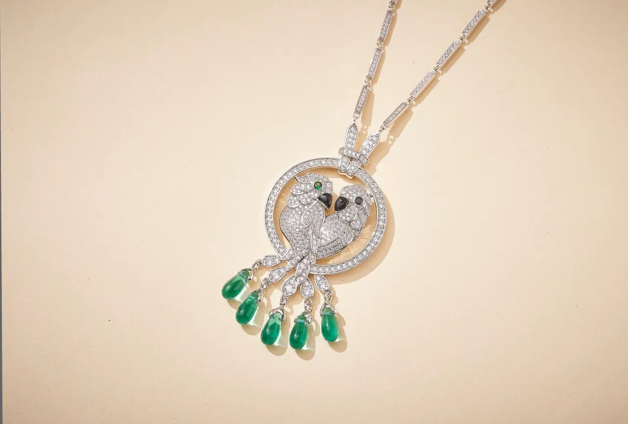 Van Cleef & Arpels Two Birds Diamond and Emerald Pendant Necklace 4