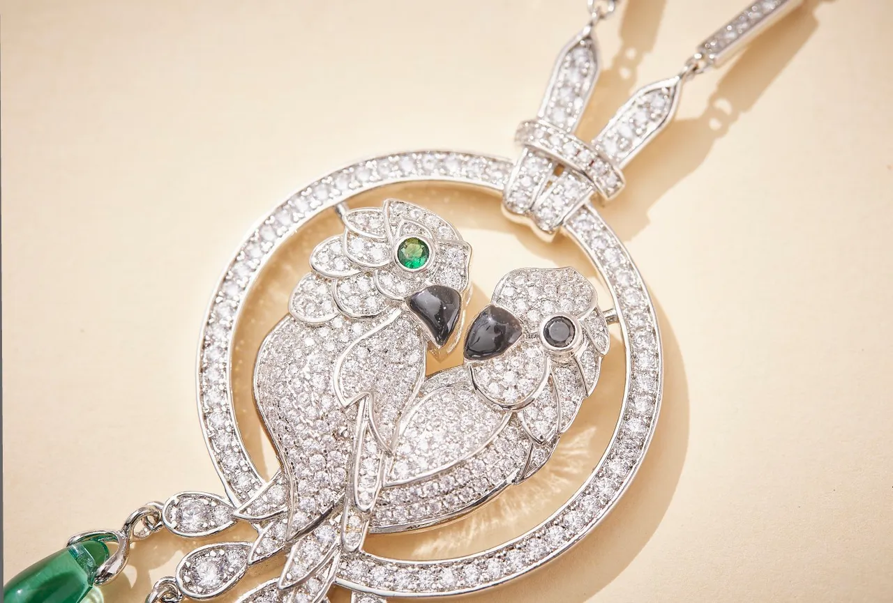 Van Cleef & Arpels Two Birds Diamond and Emerald Pendant Necklace 5
