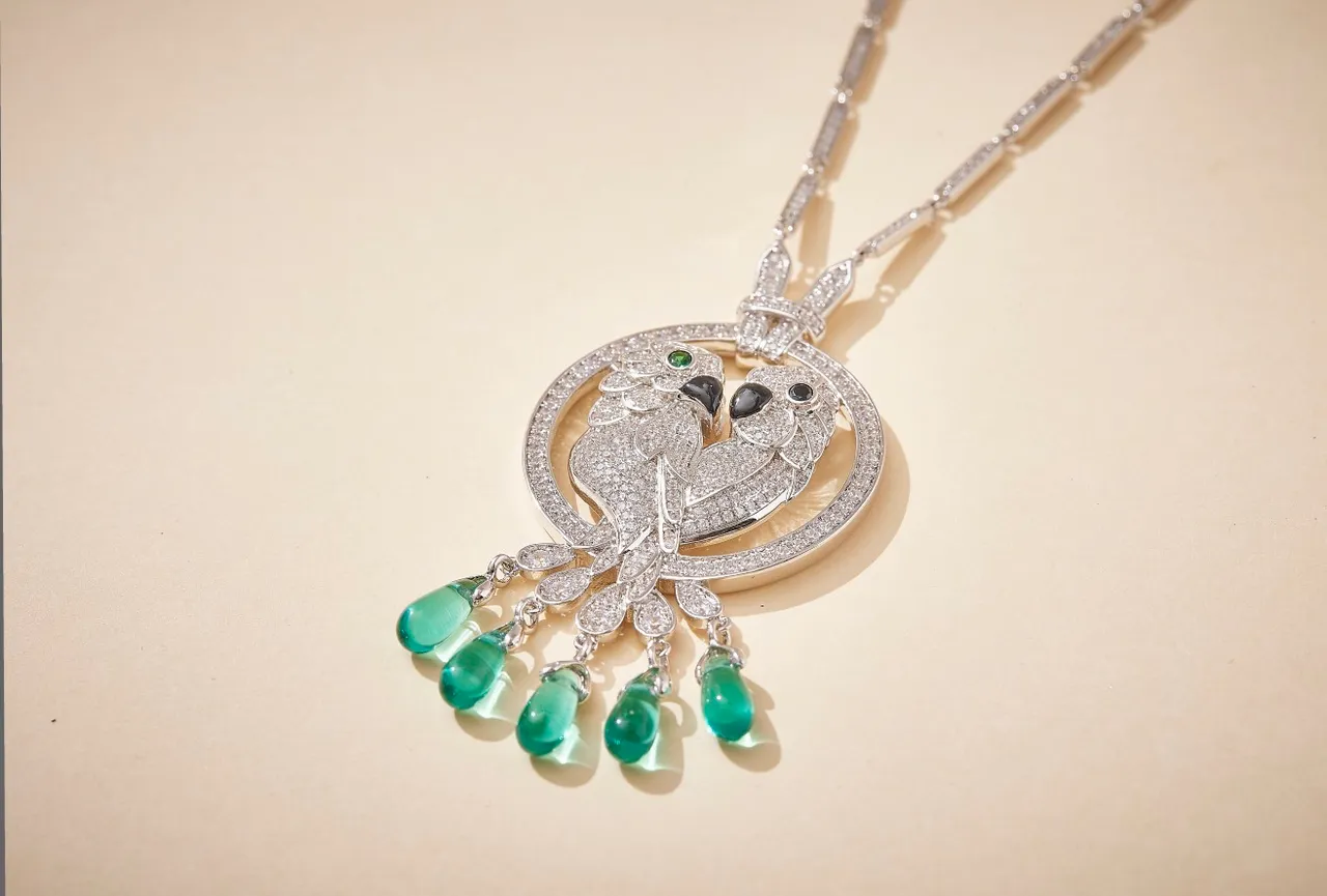 Van Cleef & Arpels Two Birds Diamond and Emerald Pendant Necklace 6