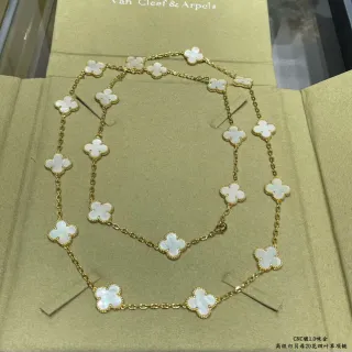 Van Cleef & Arpels Alhambra 20 Motif قلادة لؤلؤ أم بيضاء وذهب