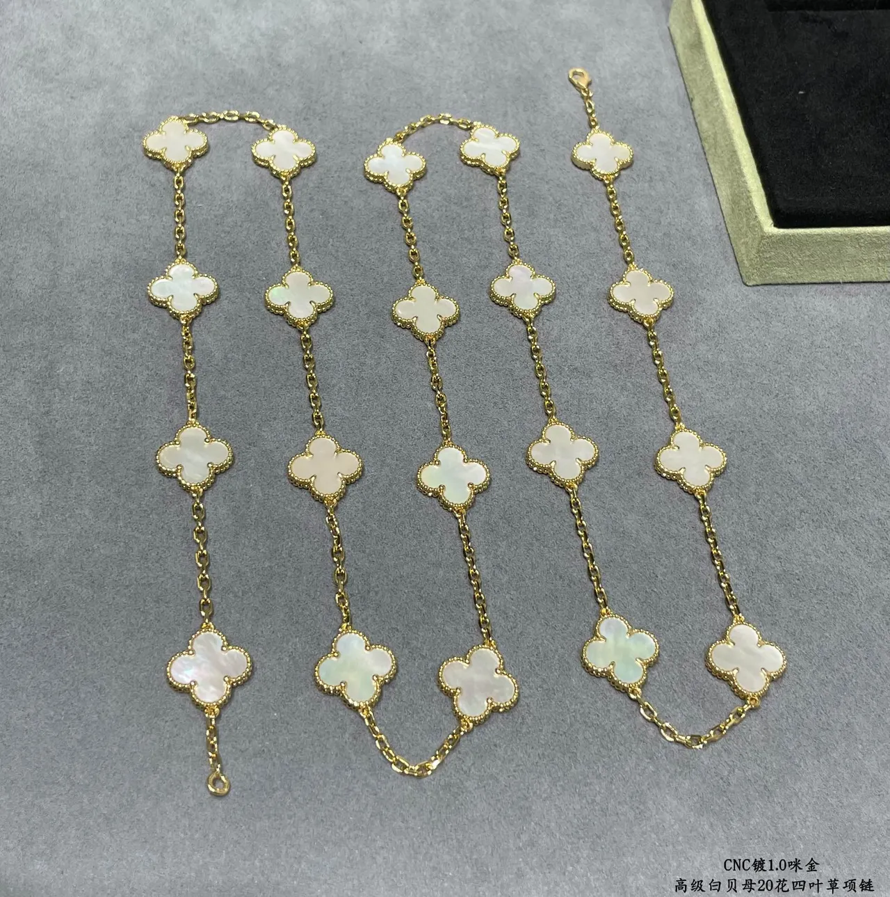 Van Cleef & Arpels Alhambra 20 Motif Collier en Perle Mère Blanche et Or 3