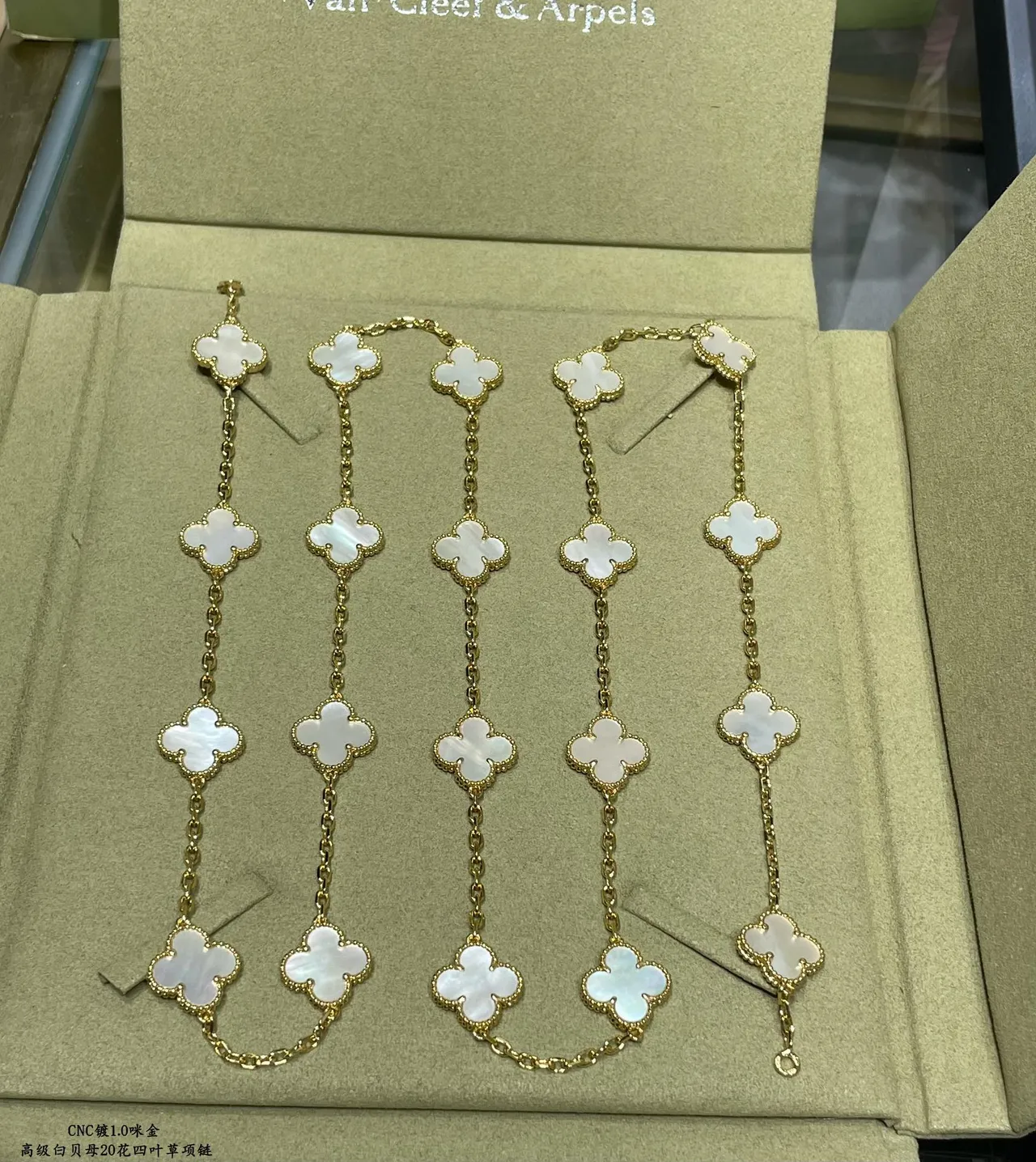 Van Cleef & Arpels Alhambra 20 Motif Collier en Perle Mère Blanche et Or 4