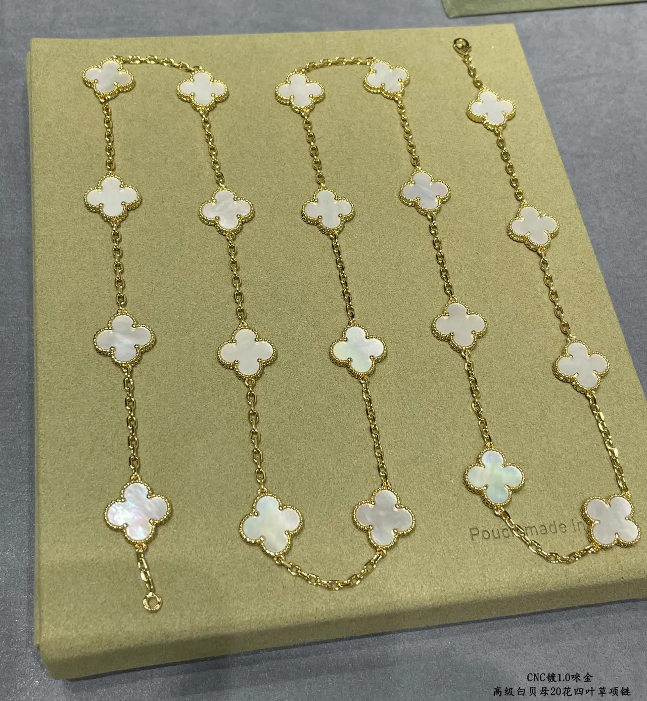 Van Cleef & Arpels Alhambra 20 Motif Collier en Perle Mère Blanche et Or 5