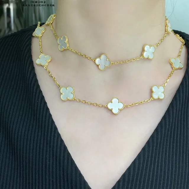 Van Cleef & Arpels Alhambra 20 Motif Collier en Perle Mère Blanche et Or 6