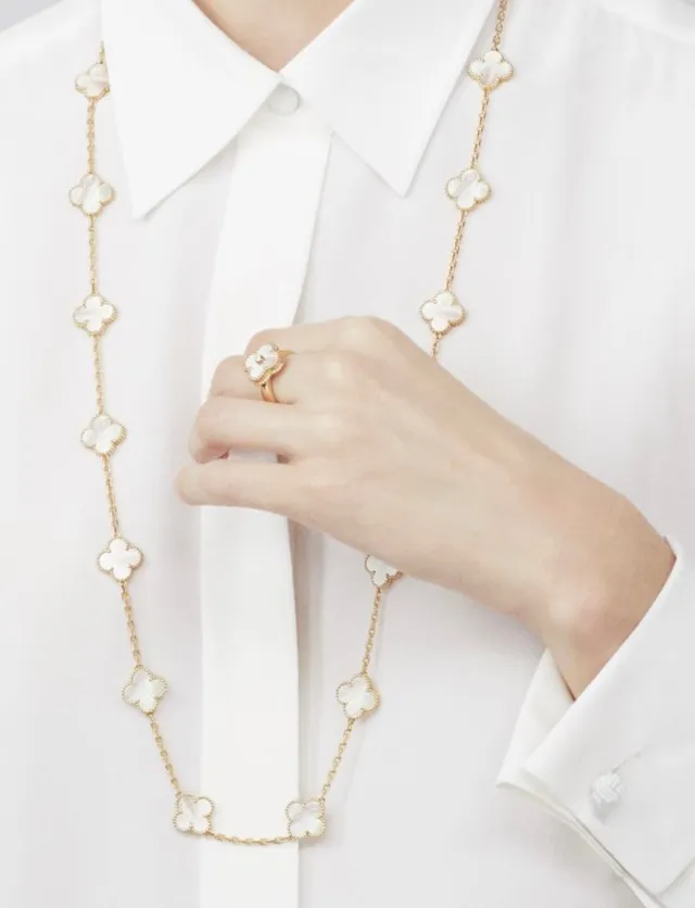 Van Cleef & Arpels Alhambra 20 Motif Collier en Perle Mère Blanche et Or 7