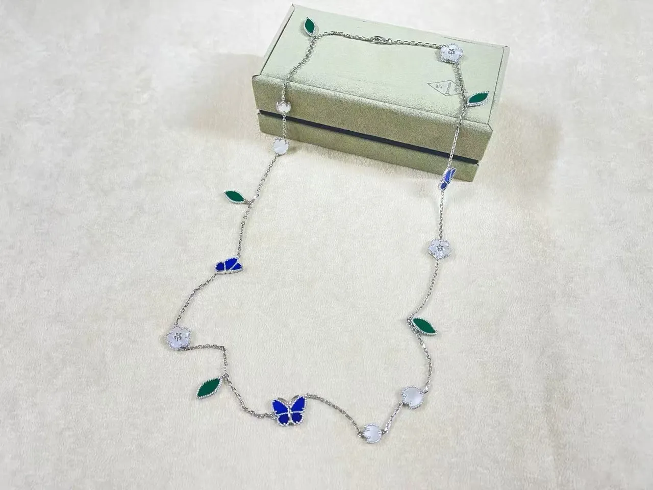 Van Cleef & Arpels Alhambra Collier Papillon Émail et Mère de perle 1