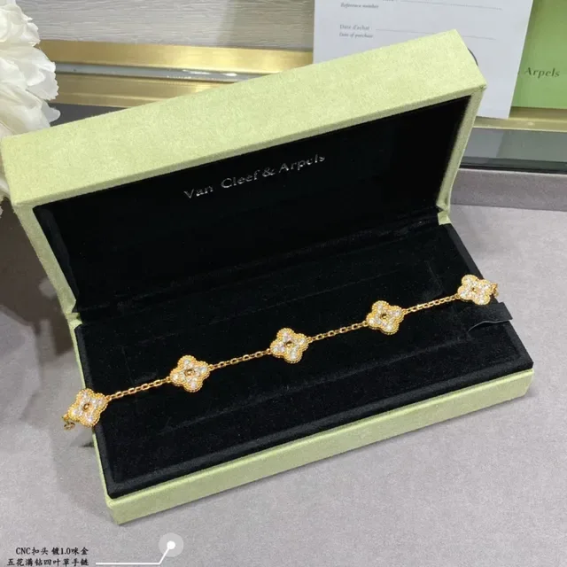 Van Cleef & Arpels Alhambra Four-Leaf Clover Pavé Diamond Bracelet 4
