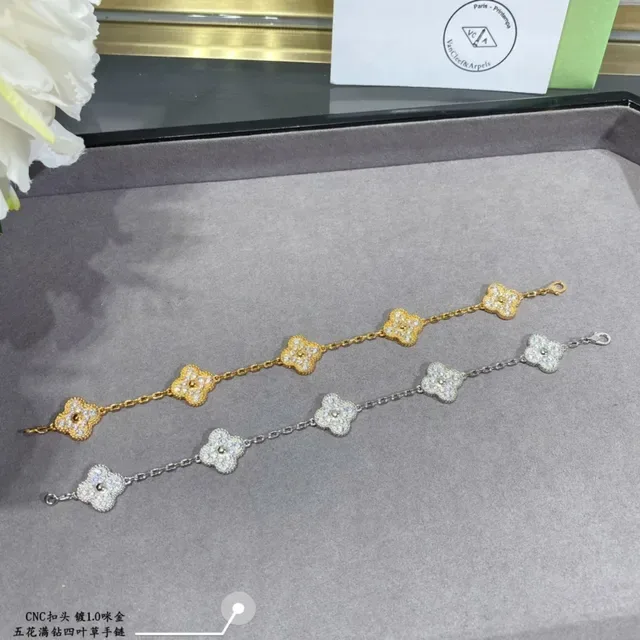 Van Cleef & Arpels Alhambra Four-Leaf Clover Pavé Diamond Bracelet 8