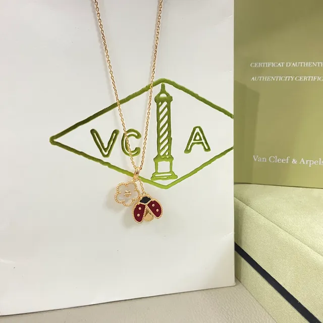 Van Cleef & Arpels Alhambra Coccinelle et Fleur Collier à deux pendentifs 4