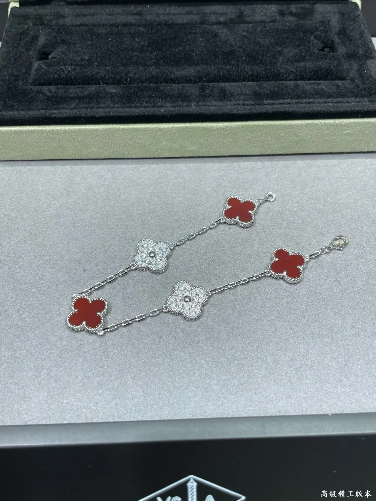 Van Cleef & Arpels Alhambra Ouro Vermelho Motivo de Trébol de Quatro Folhas Esmalte e Pavé de Pedras Brazalete 4