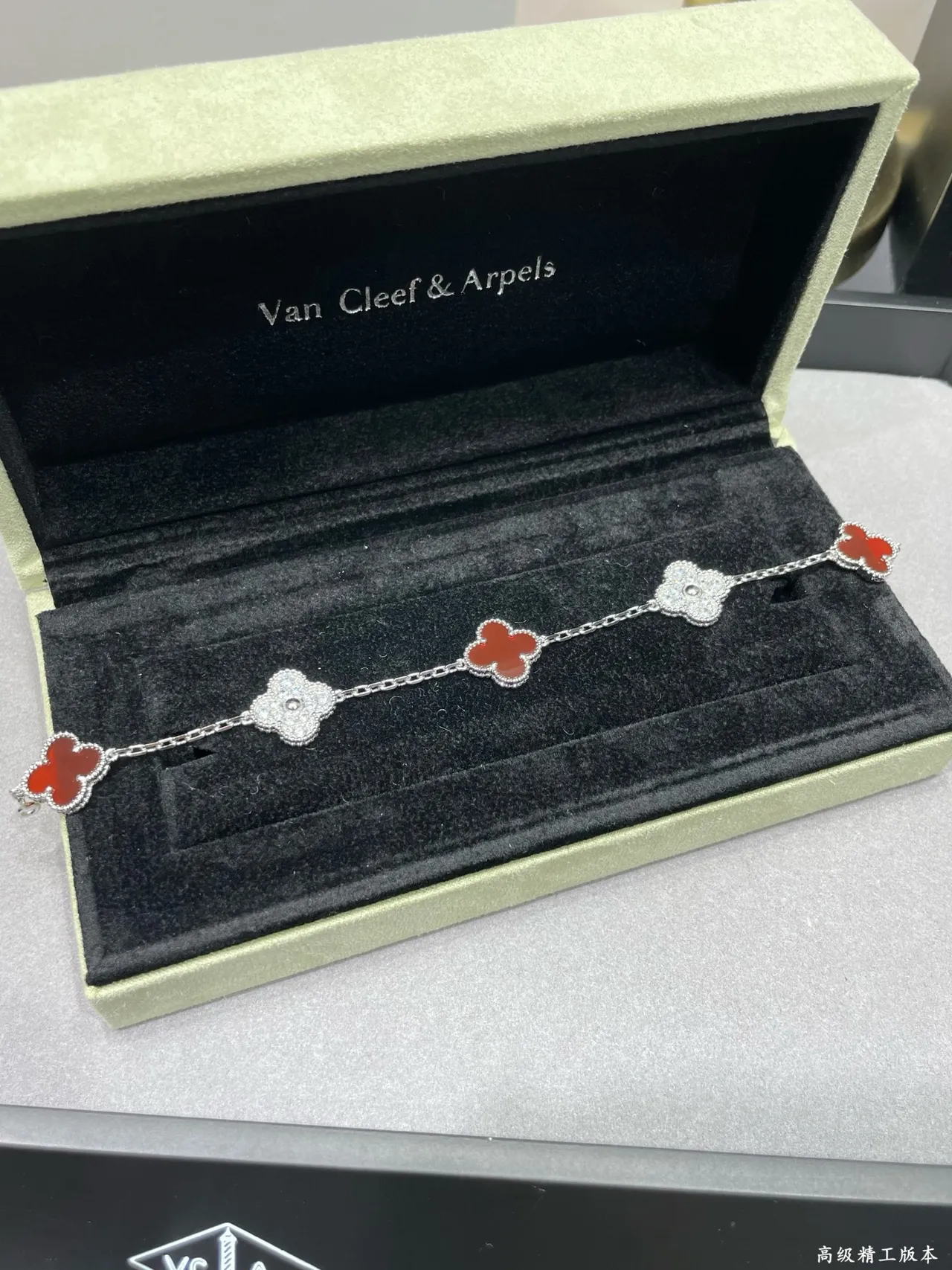 Van Cleef & Arpels Alhambra Ouro Vermelho Motivo de Trébol de Quatro Folhas Esmalte e Pavé de Pedras Brazalete 6