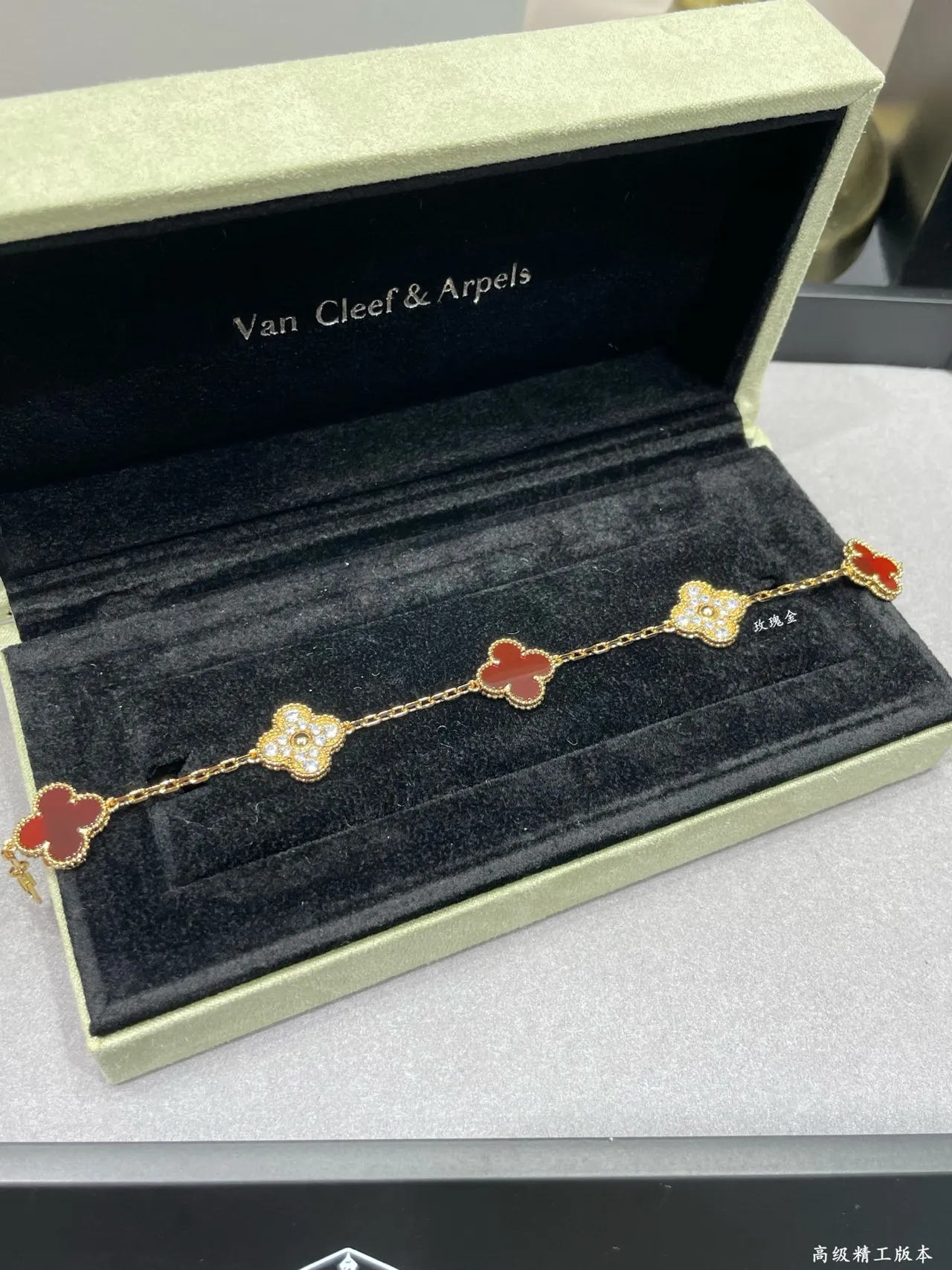 Van Cleef & Arpels Alhambra Ouro Vermelho Motivo de Trébol de Quatro Folhas Esmalte e Pavé de Pedras Brazalete 7