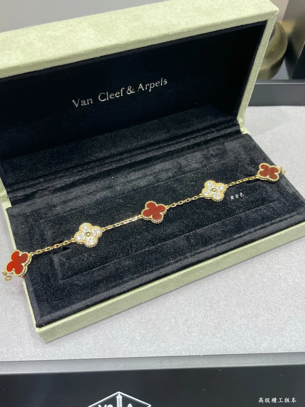 Van Cleef & Arpels Alhambra Ouro Vermelho Motivo de Trébol de Quatro Folhas Esmalte e Pavé de Pedras Brazalete 8