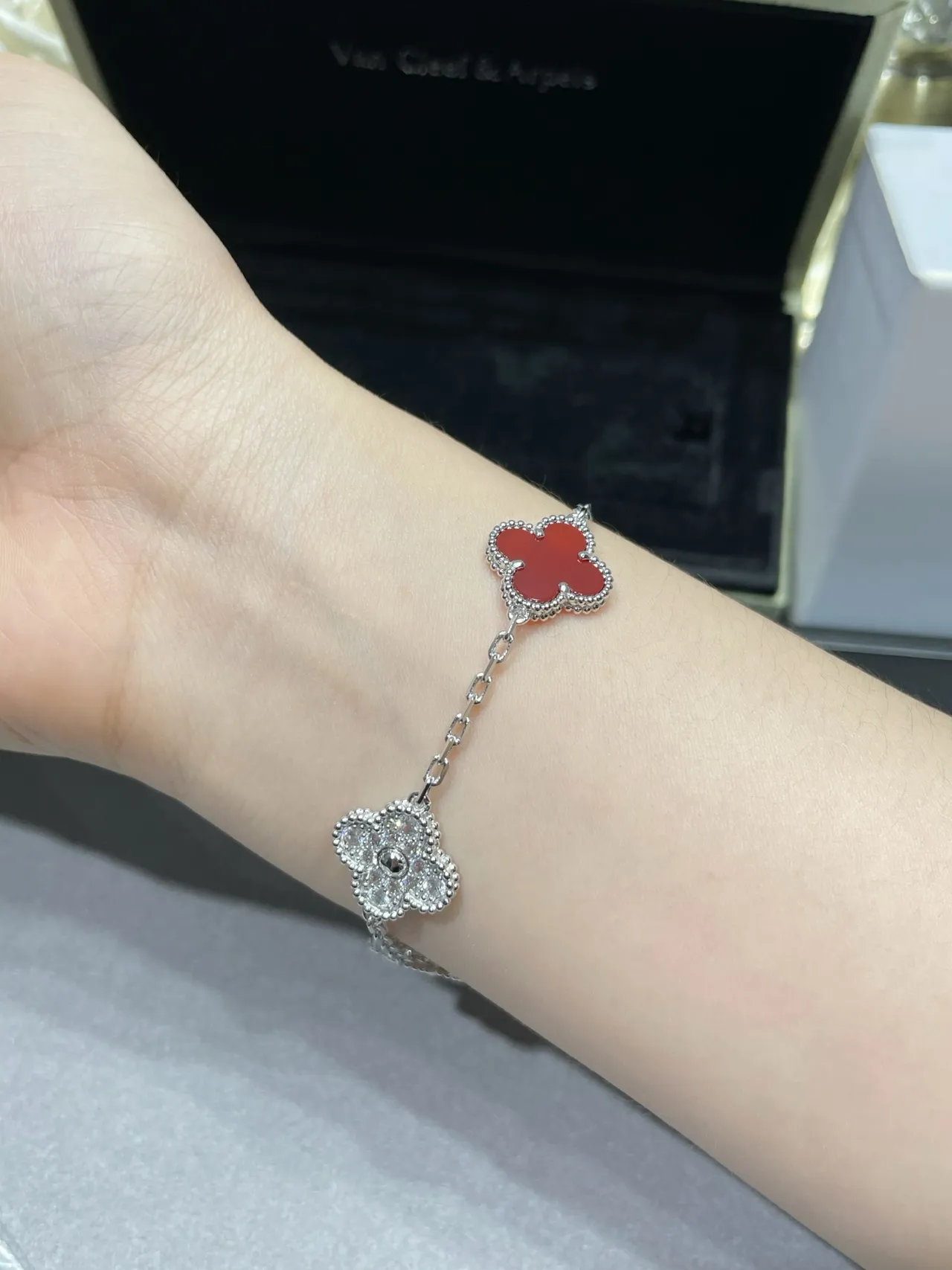 Van Cleef & Arpels Alhambra Ouro Vermelho Motivo de Trébol de Quatro Folhas Esmalte e Pavé de Pedras Brazalete 9