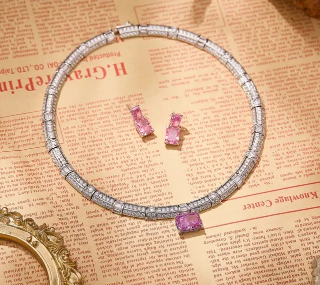 Van Cleef & Arpels Diamond and Green Gemstone Necklace 4