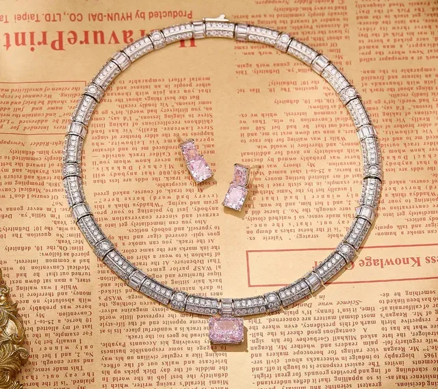 Van Cleef & Arpels Diamond and Green Gemstone Necklace 6