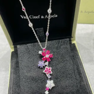 Van Cleef & Arpels تعليقة زهورية وردية وبنفسجية تصميم متدرج