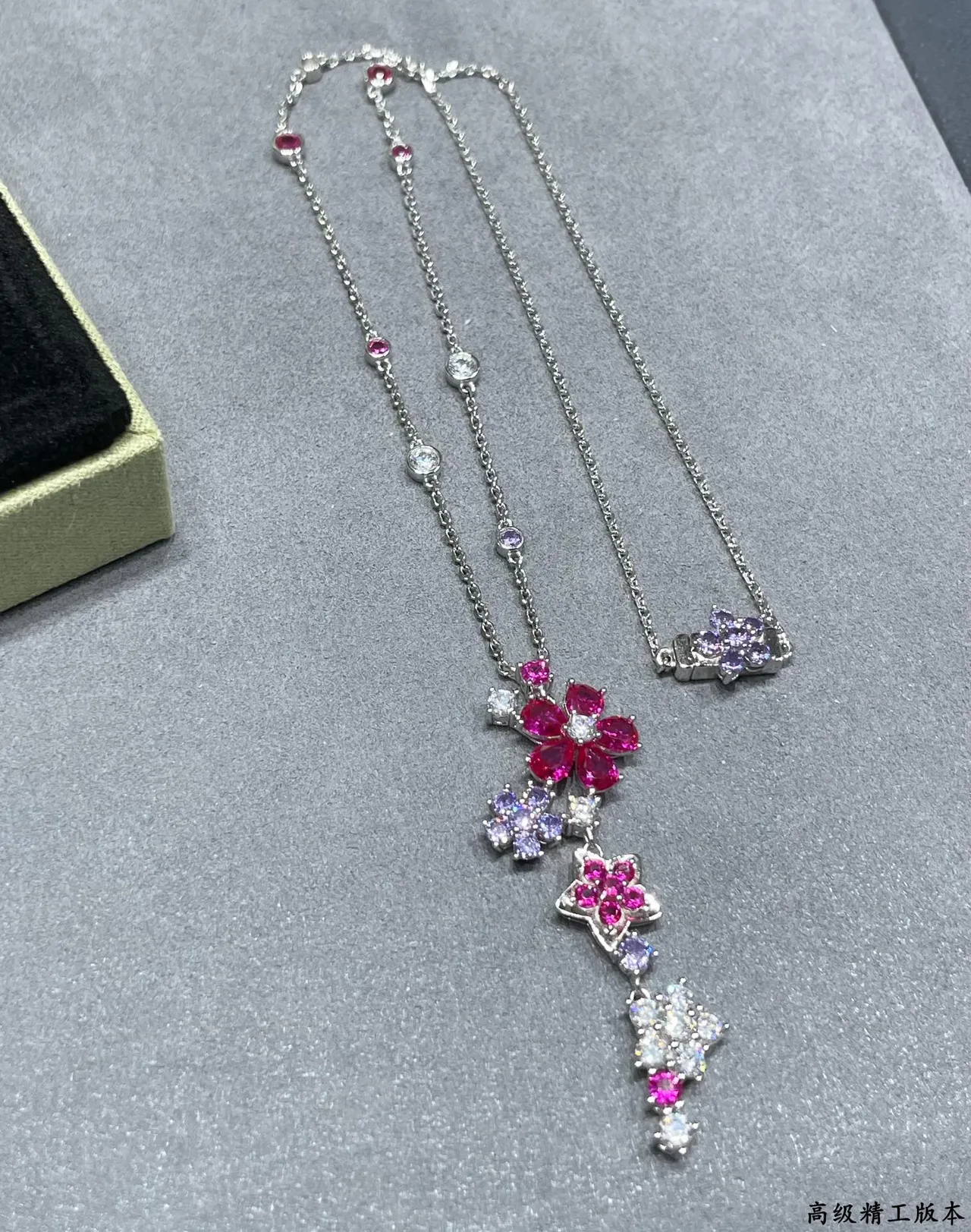 Van Cleef & Arpels تعليقة زهورية وردية وبنفسجية تصميم متدرج 6