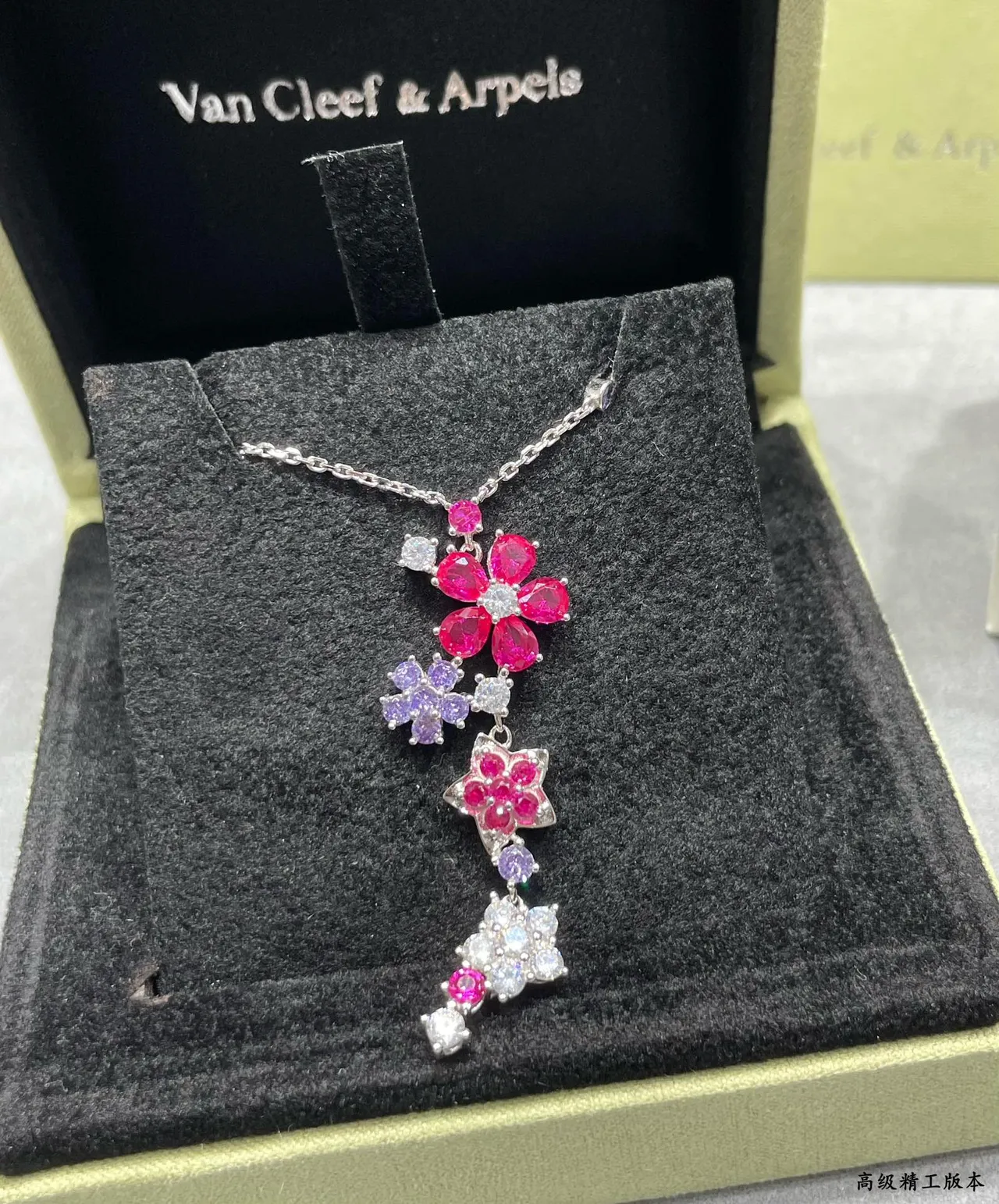 Van Cleef & Arpels تعليقة زهورية وردية وبنفسجية تصميم متدرج 7