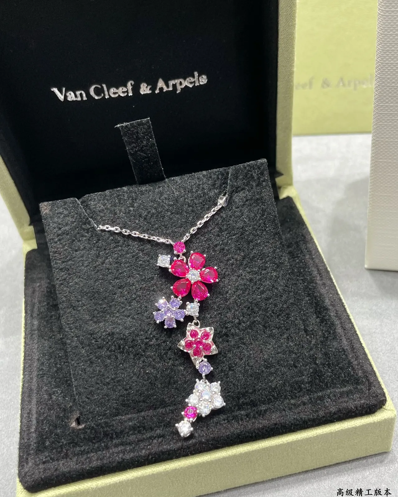 Van Cleef & Arpels تعليقة زهورية وردية وبنفسجية تصميم متدرج 8