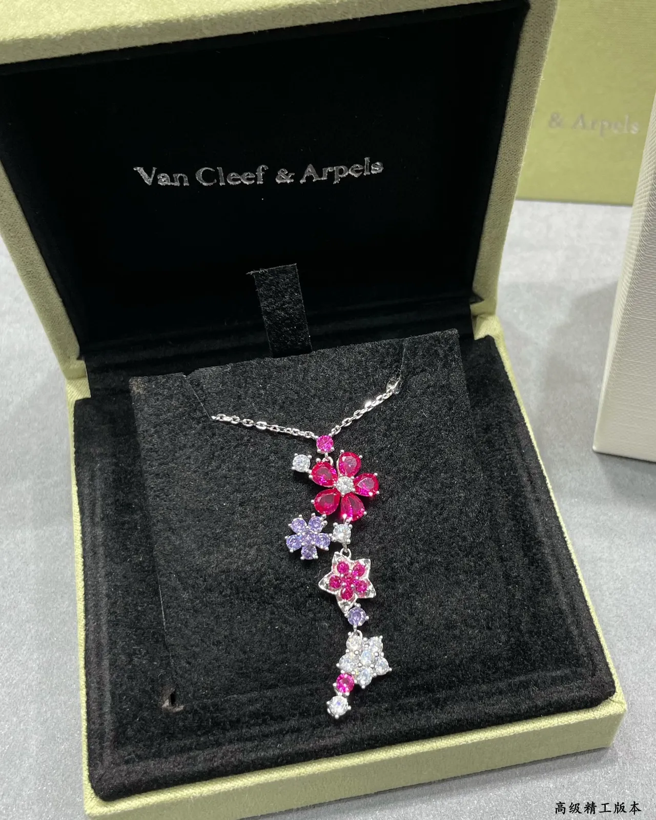 Van Cleef & Arpels تعليقة زهورية وردية وبنفسجية تصميم متدرج 9