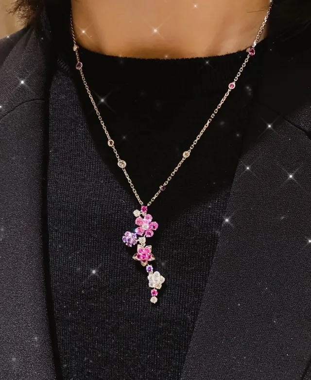 Van Cleef & Arpels تعليقة زهورية وردية وبنفسجية تصميم متدرج 3