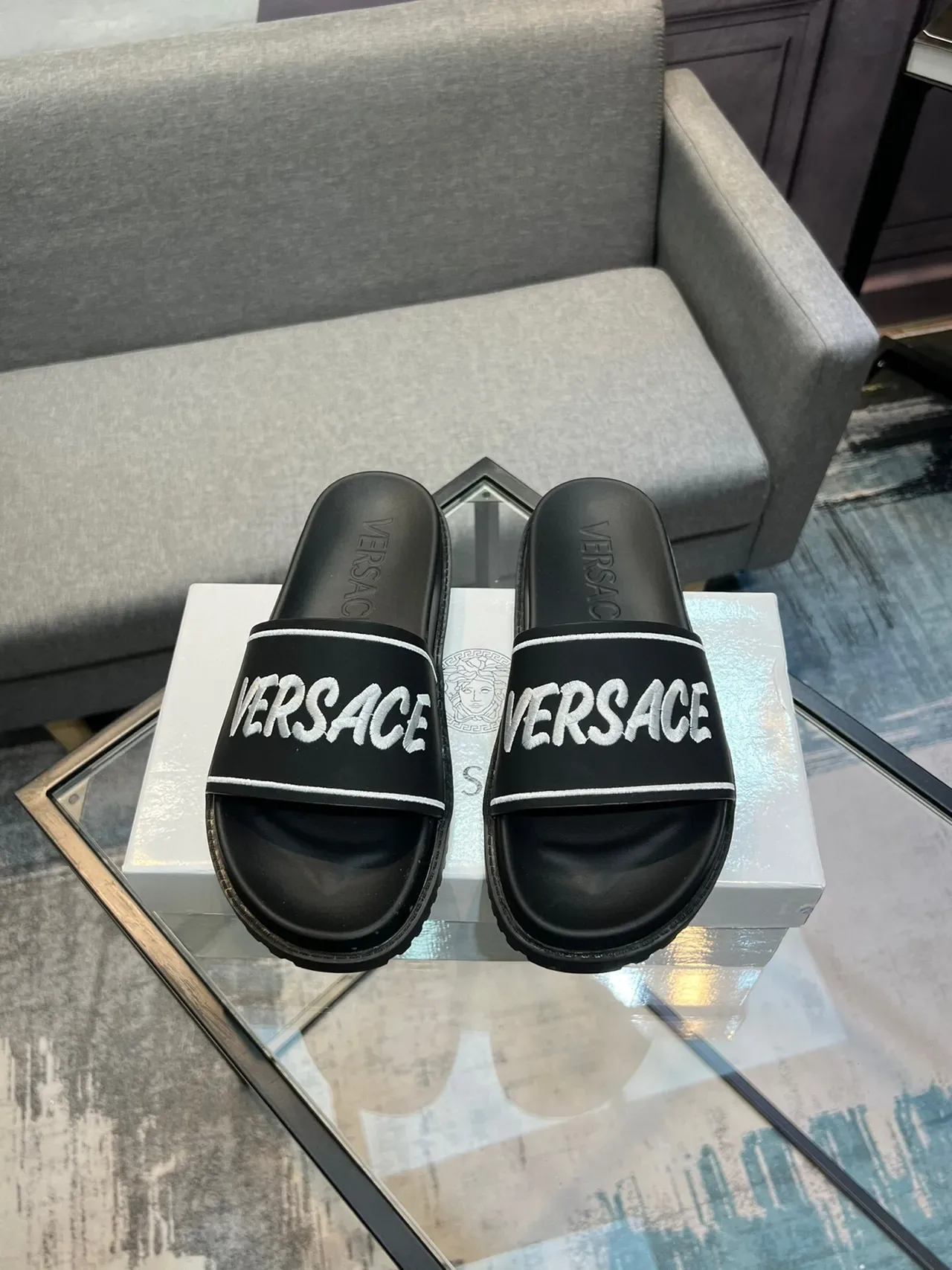 Versace काला-सफेद मोल्डेड रबर सोल वाइड ब्रांडेड स्ट्रैप स्लिपर्स 2