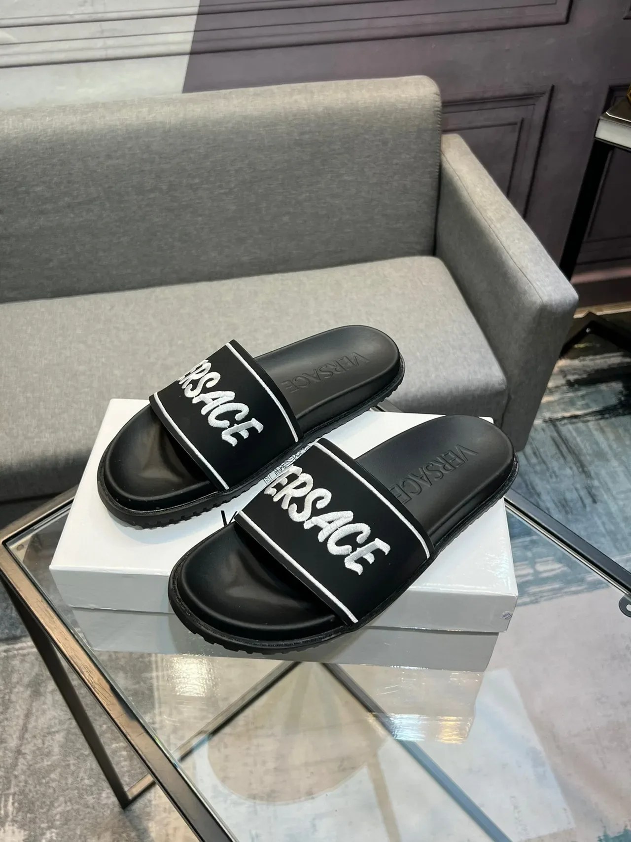 Versace काला-सफेद मोल्डेड रबर सोल वाइड ब्रांडेड स्ट्रैप स्लिपर्स 3