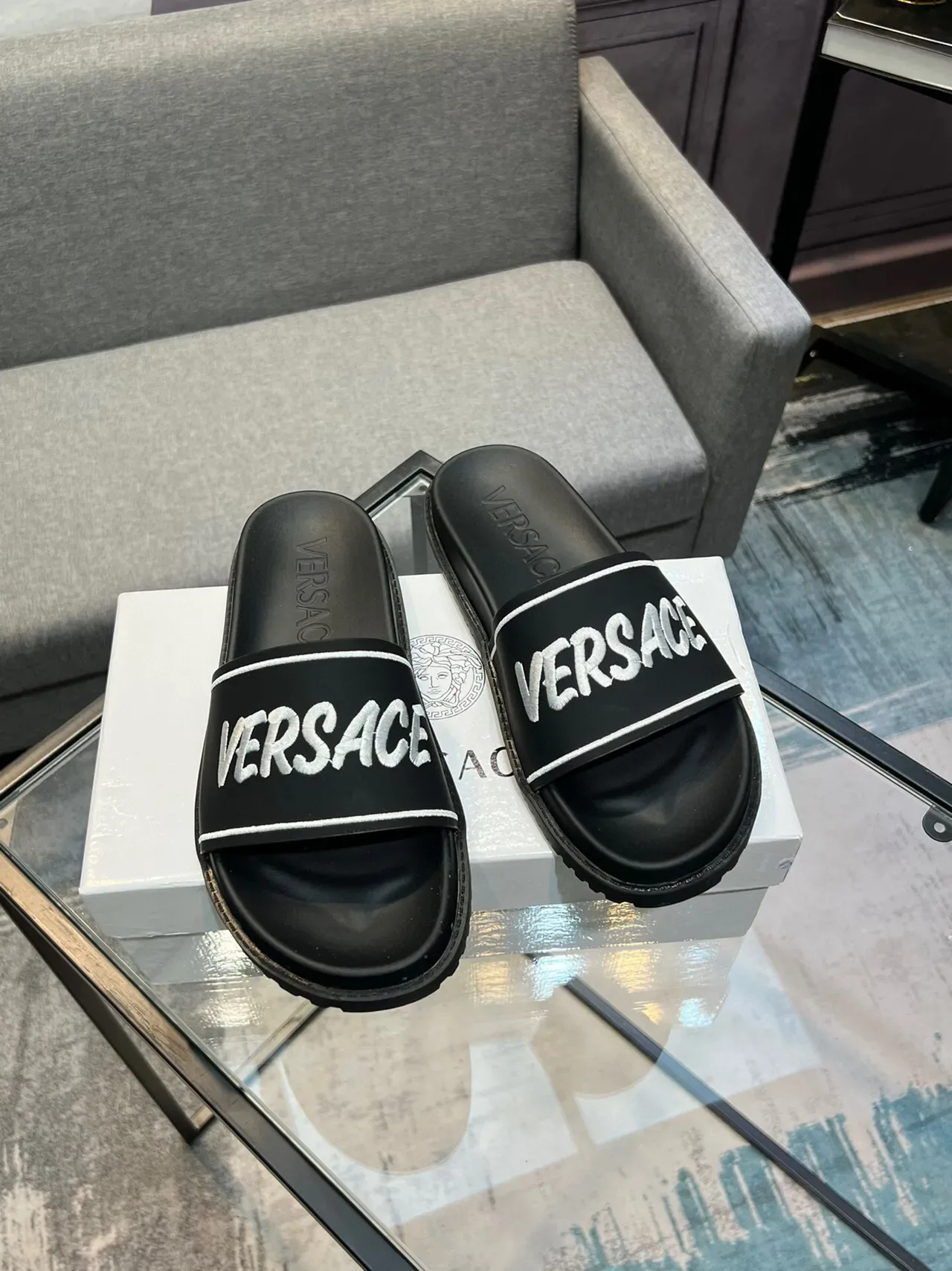 Versace काला-सफेद मोल्डेड रबर सोल वाइड ब्रांडेड स्ट्रैप स्लिपर्स 5