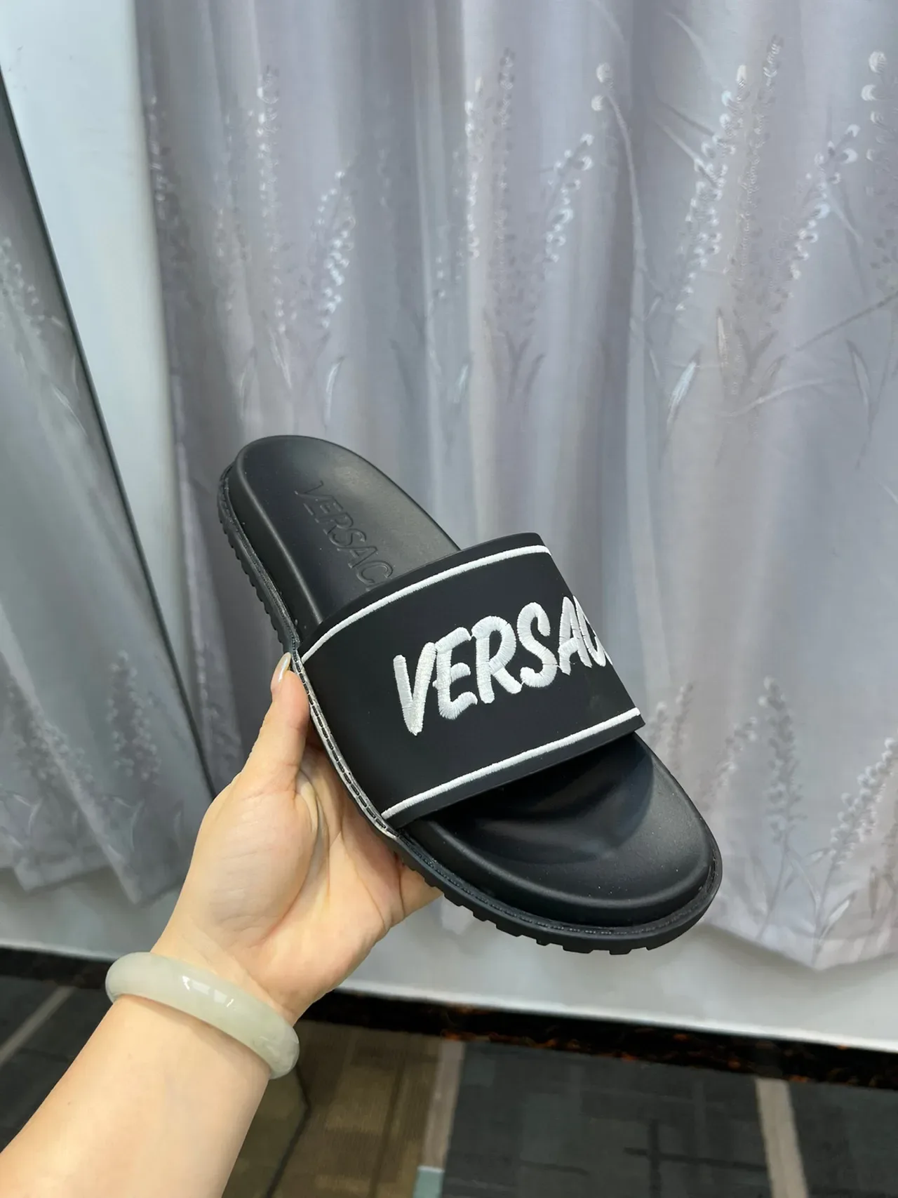 Versace काला-सफेद मोल्डेड रबर सोल वाइड ब्रांडेड स्ट्रैप स्लिपर्स 6