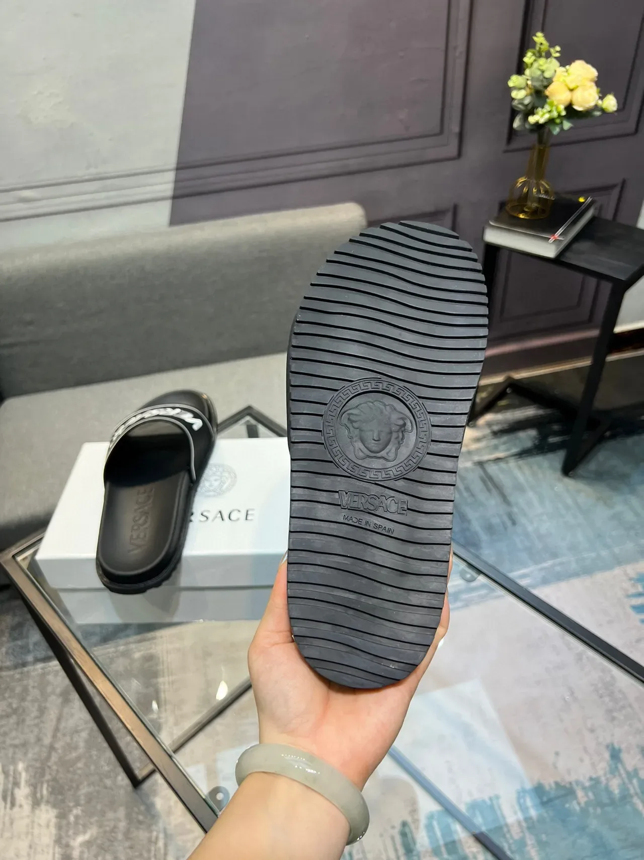 Versace काला-सफेद मोल्डेड रबर सोल वाइड ब्रांडेड स्ट्रैप स्लिपर्स 7