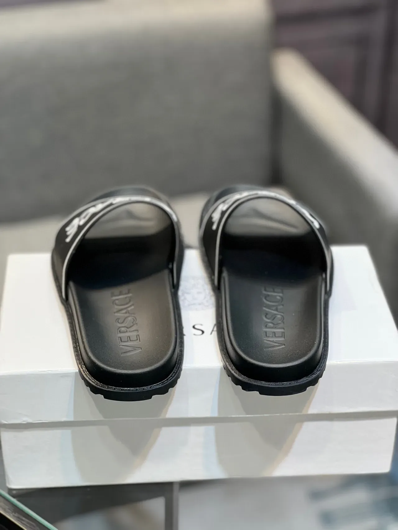 Versace काला-सफेद मोल्डेड रबर सोल वाइड ब्रांडेड स्ट्रैप स्लिपर्स 8